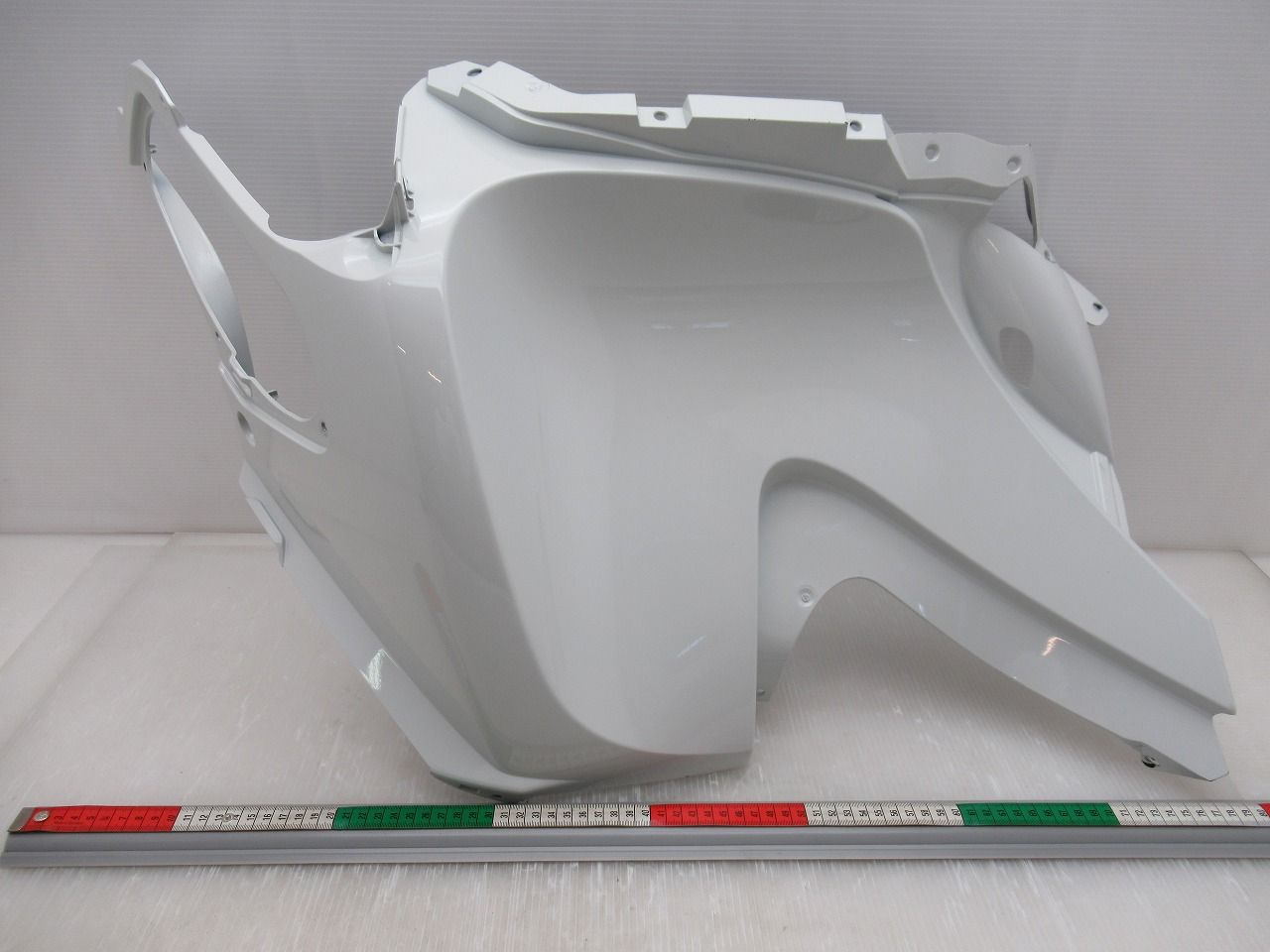 BMW S1000RR シートカウル 白 縁に塗装欠け、削れ有り 4663-7681058