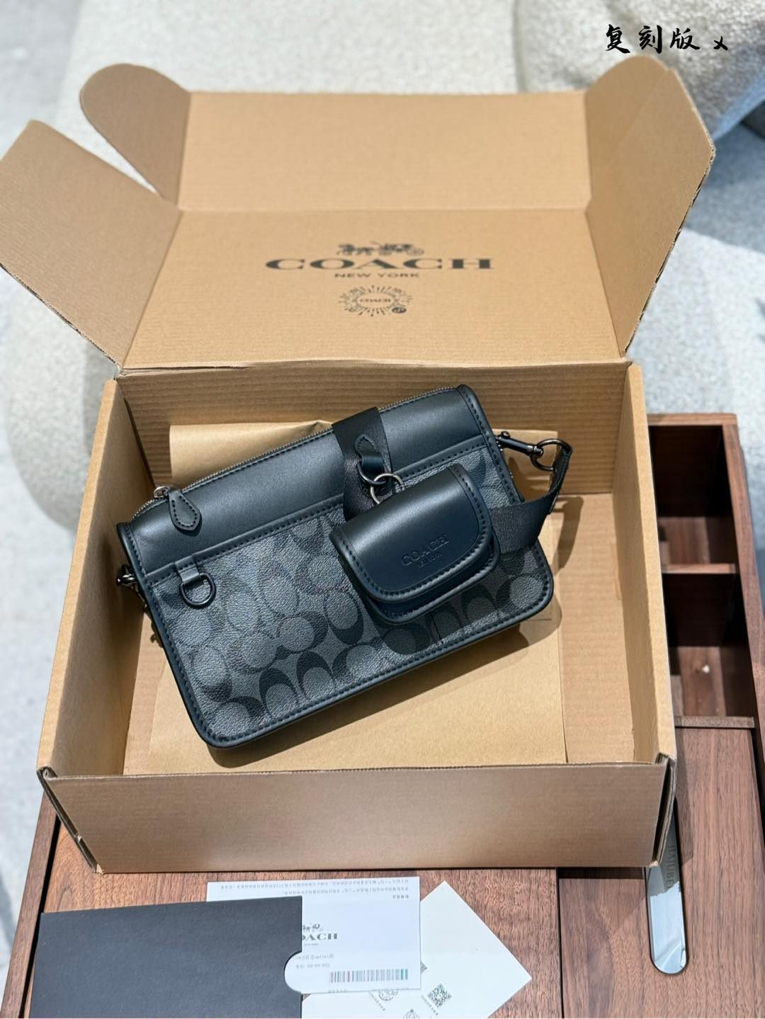 今日特価】COACH Men's Track Crossbody コーチ メンズ トラック