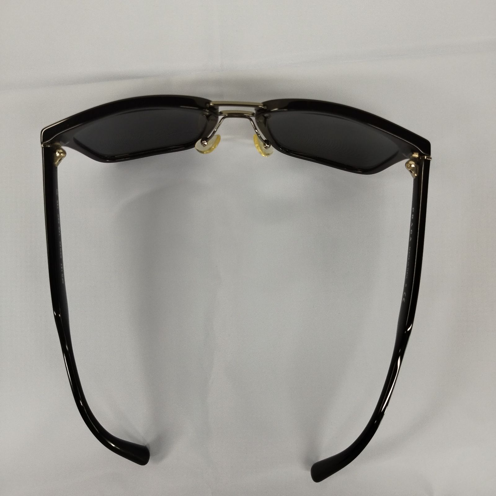 PRADA ブラック スクエア サングラス Prada Eyewear プラダ シンボル スクエアサングラス | ブラック