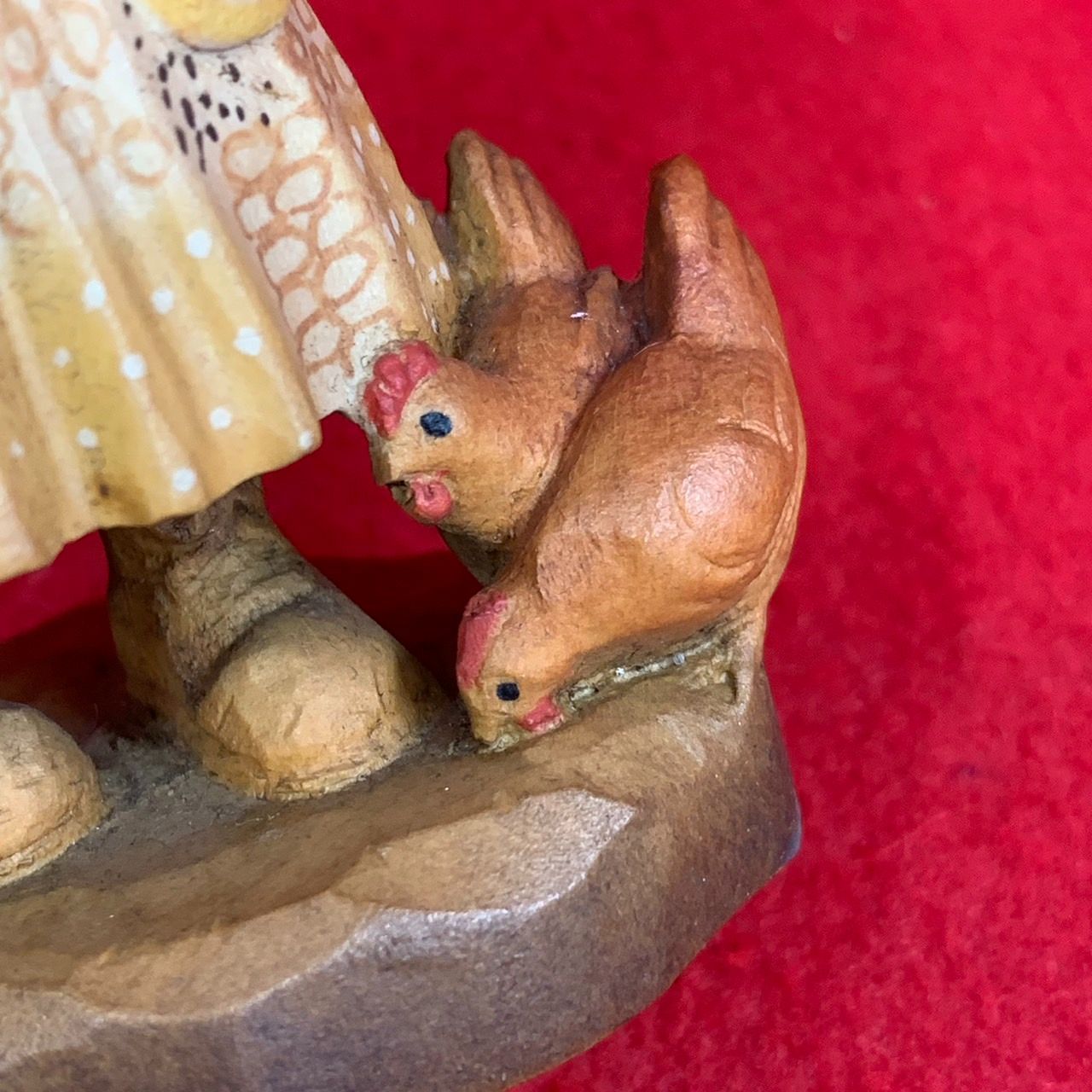 アンリ人形 木彫り サラケイ Feeding the chicken 10cm Anri イタリア