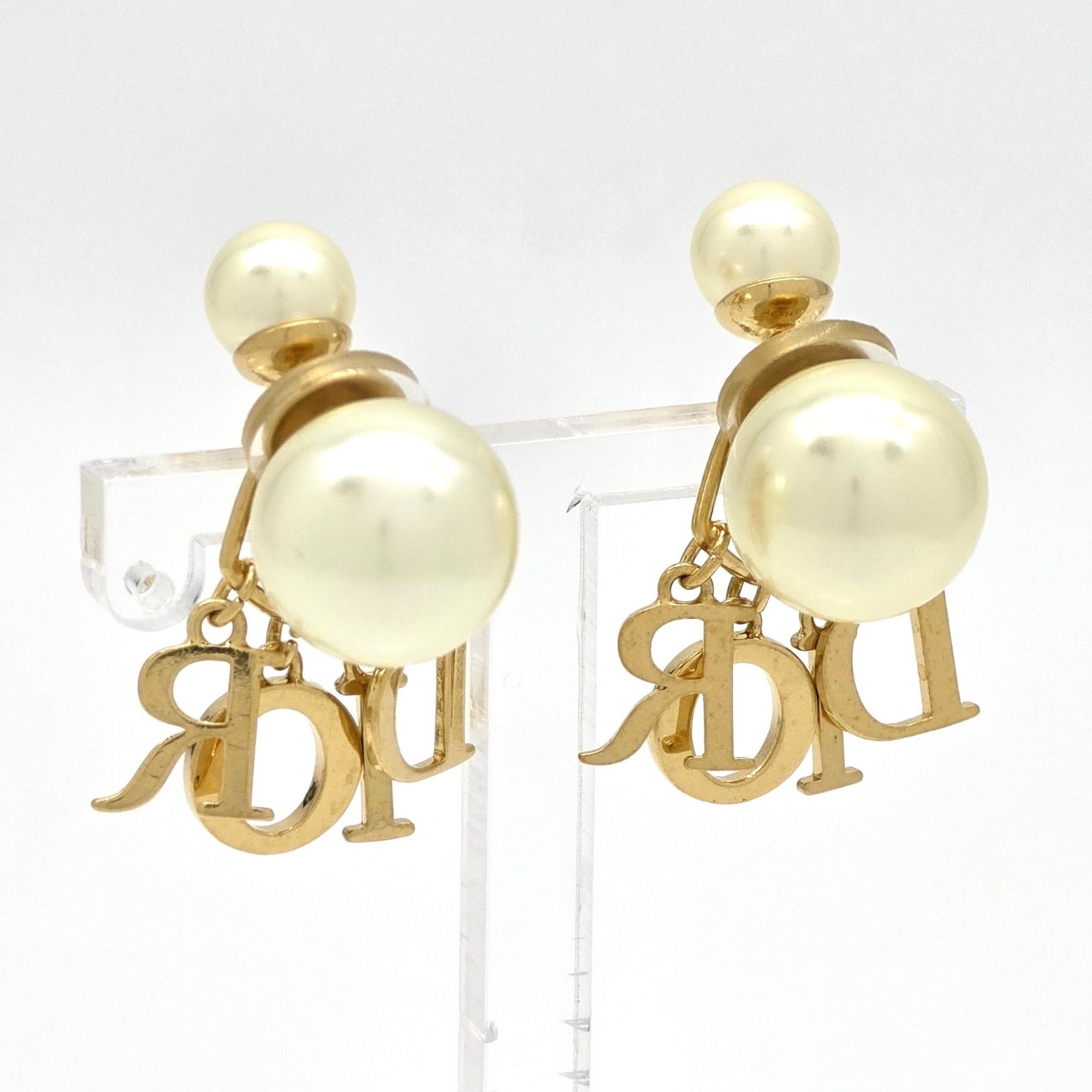 ゴールドトーンメタル