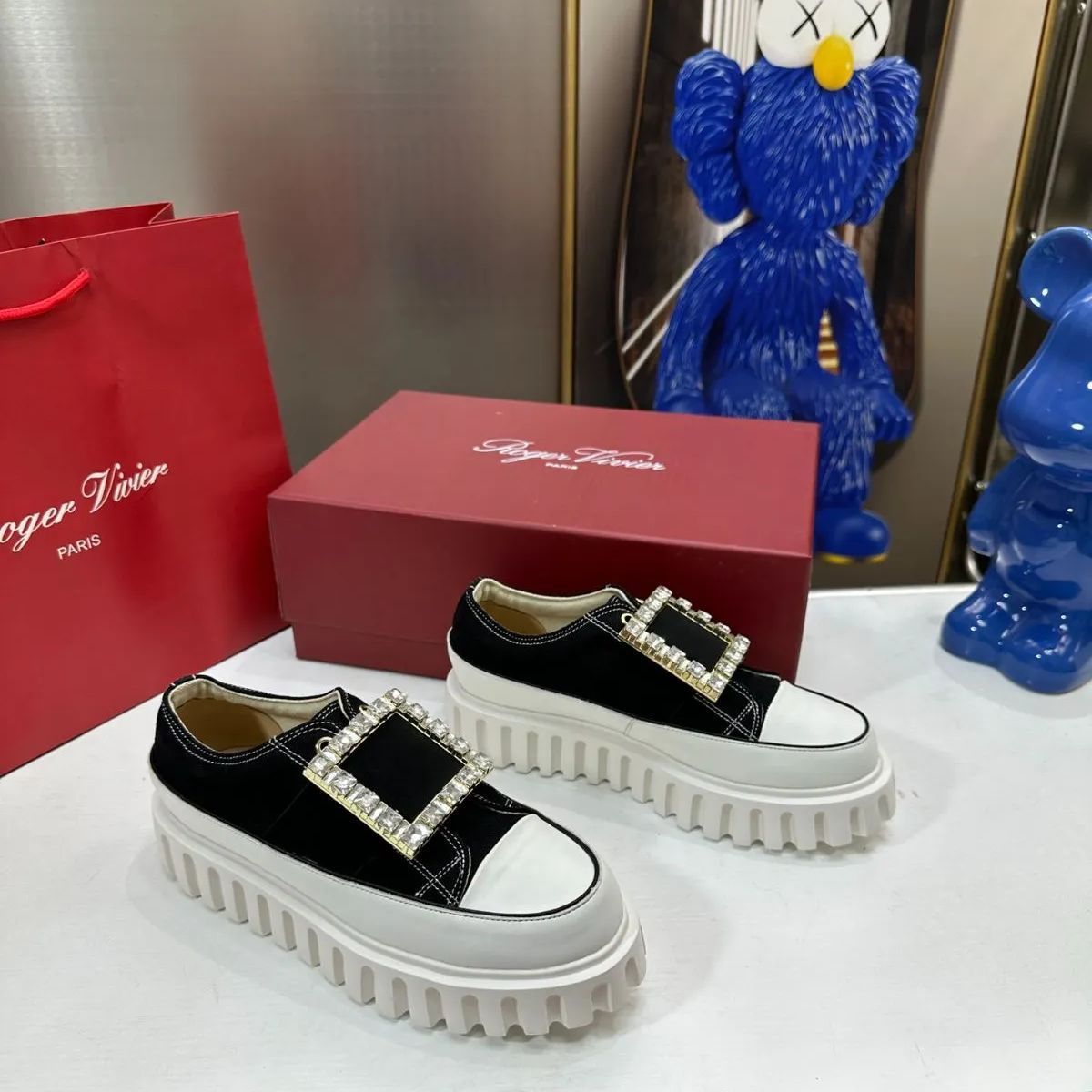 【ROGER VIVIER】新型厚底スニーカー（黒）