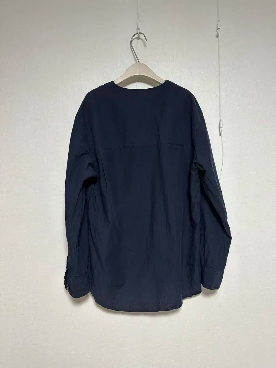ラウンドネック シャツ
