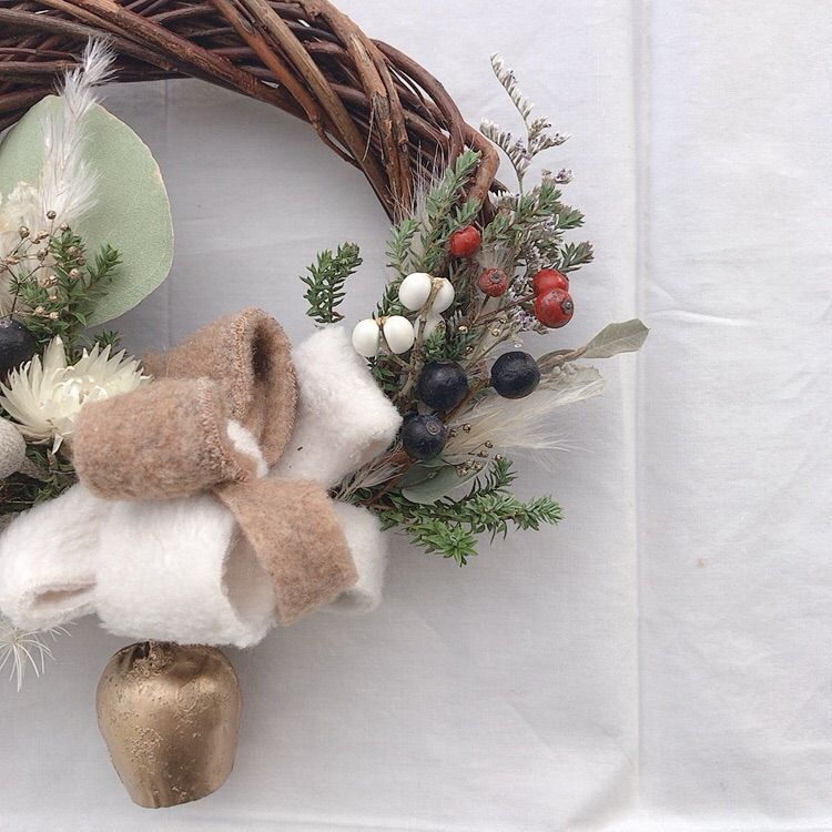 ドライフラワーのミニリースwhiteカウベル付き 【25407】