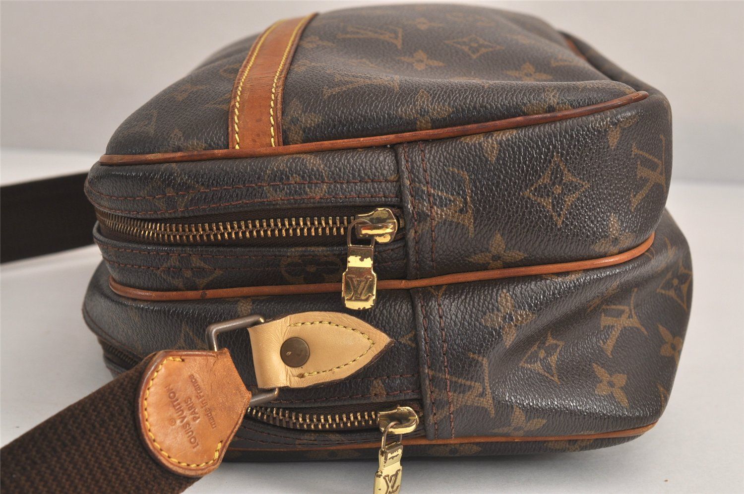 ルイヴィトン タイガ リポーター レザー ショルダー バッグ ブラック