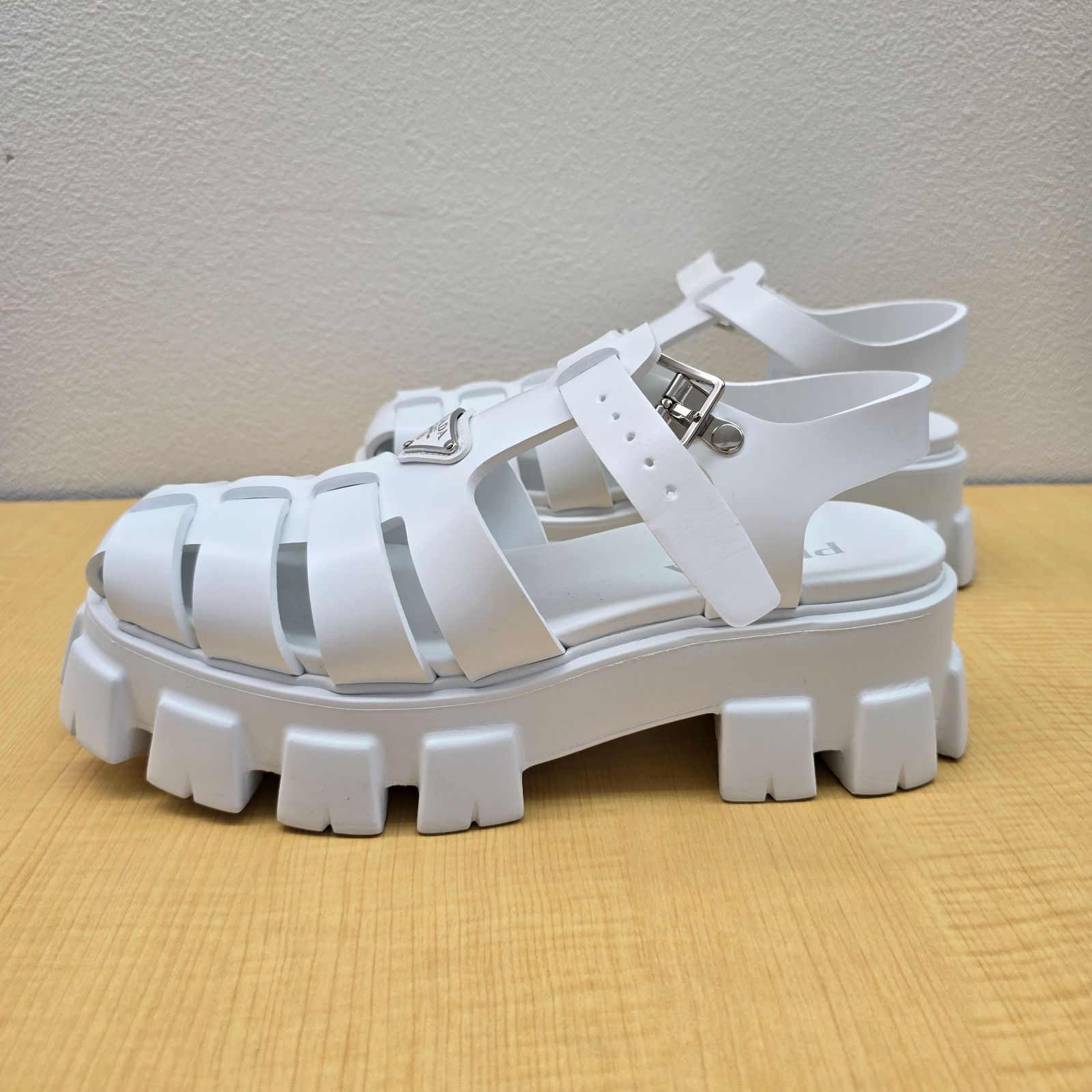 supremer様専用ページ【美品】PRADA サンダル 白 ホワイト