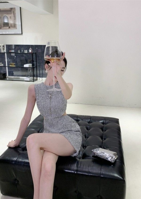 ミニドレスウエストカット入りパーティーになシンプルデザイン