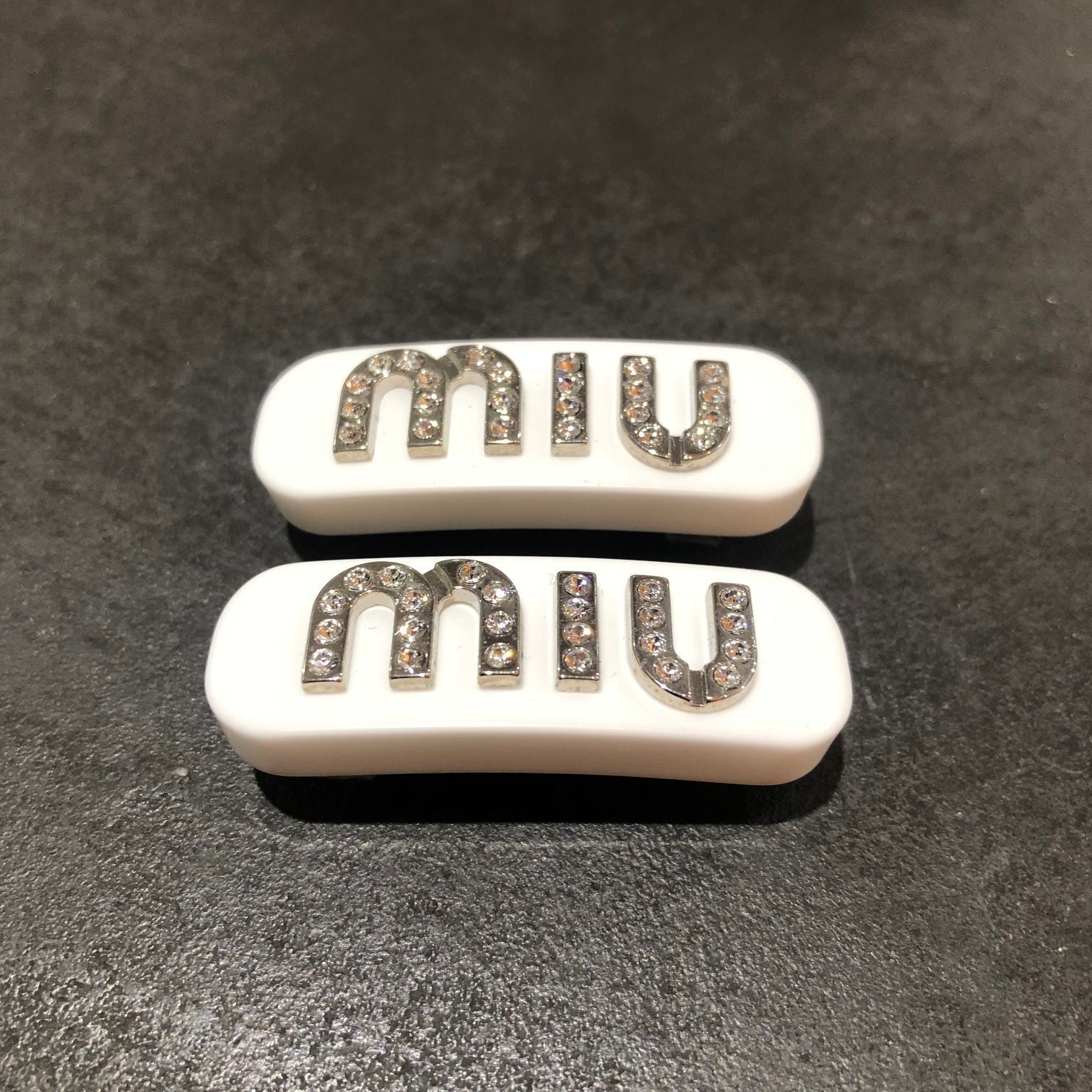 MIU MIU ラインストーンロゴヘアピン 2個セット ミュウミュウ ホワイト
