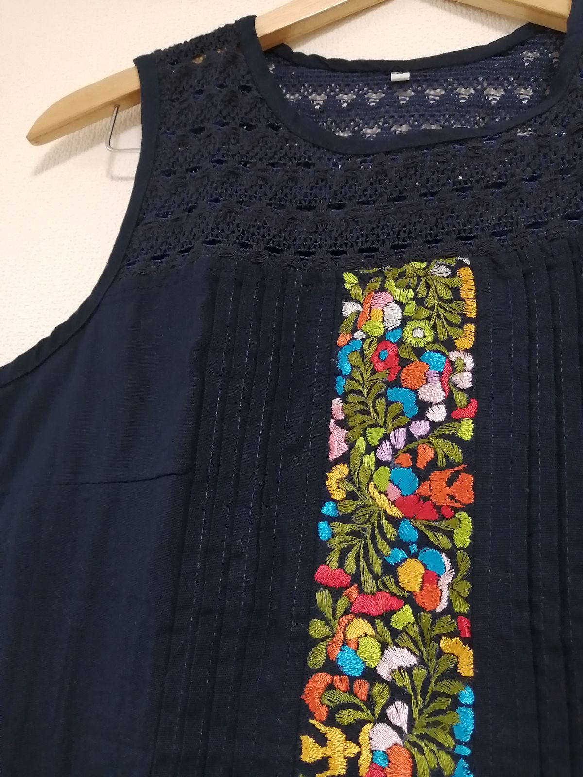 定形外発送送料無料商品 新品、未使用 deres 刺繍ブラウス ネイビー 