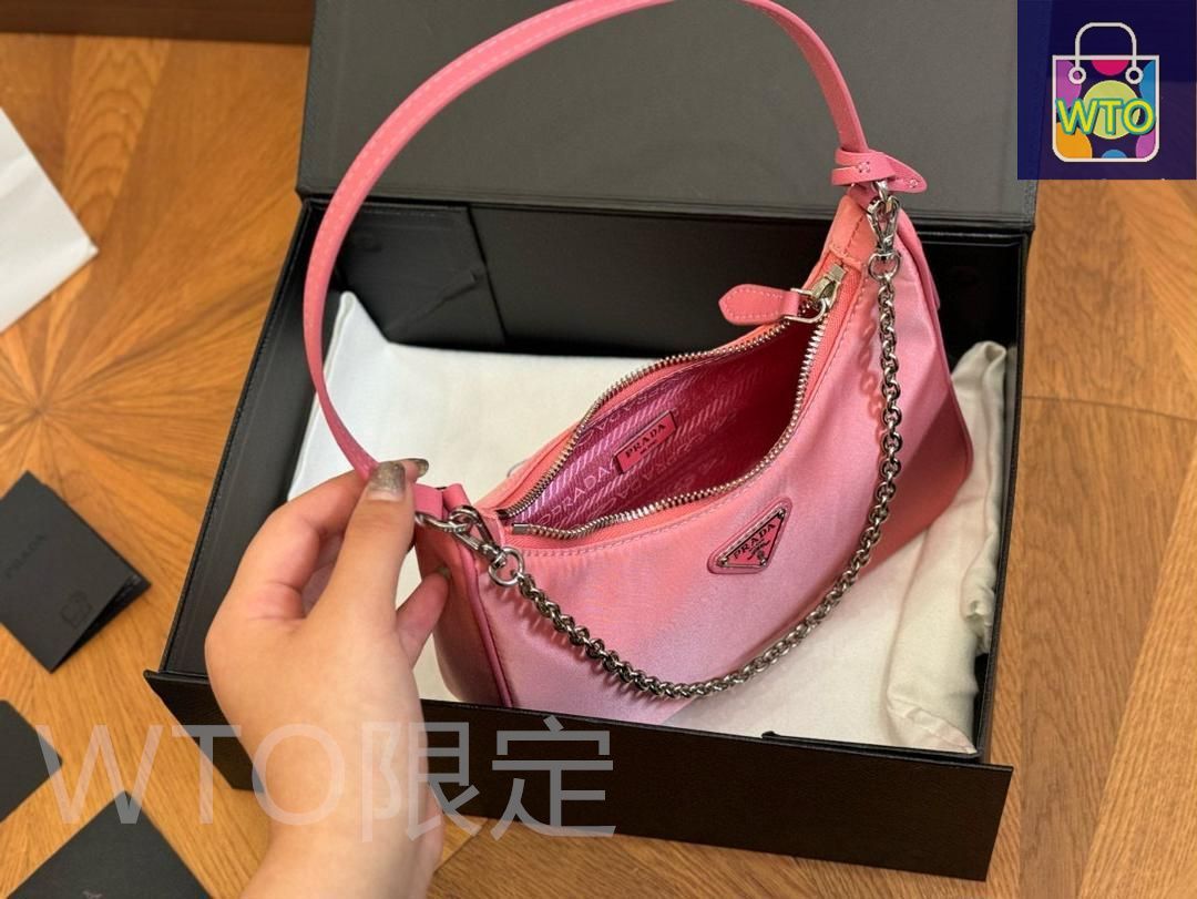 PRADAプラダのとてもスタイリッシュな女性用ショルダーバッグ