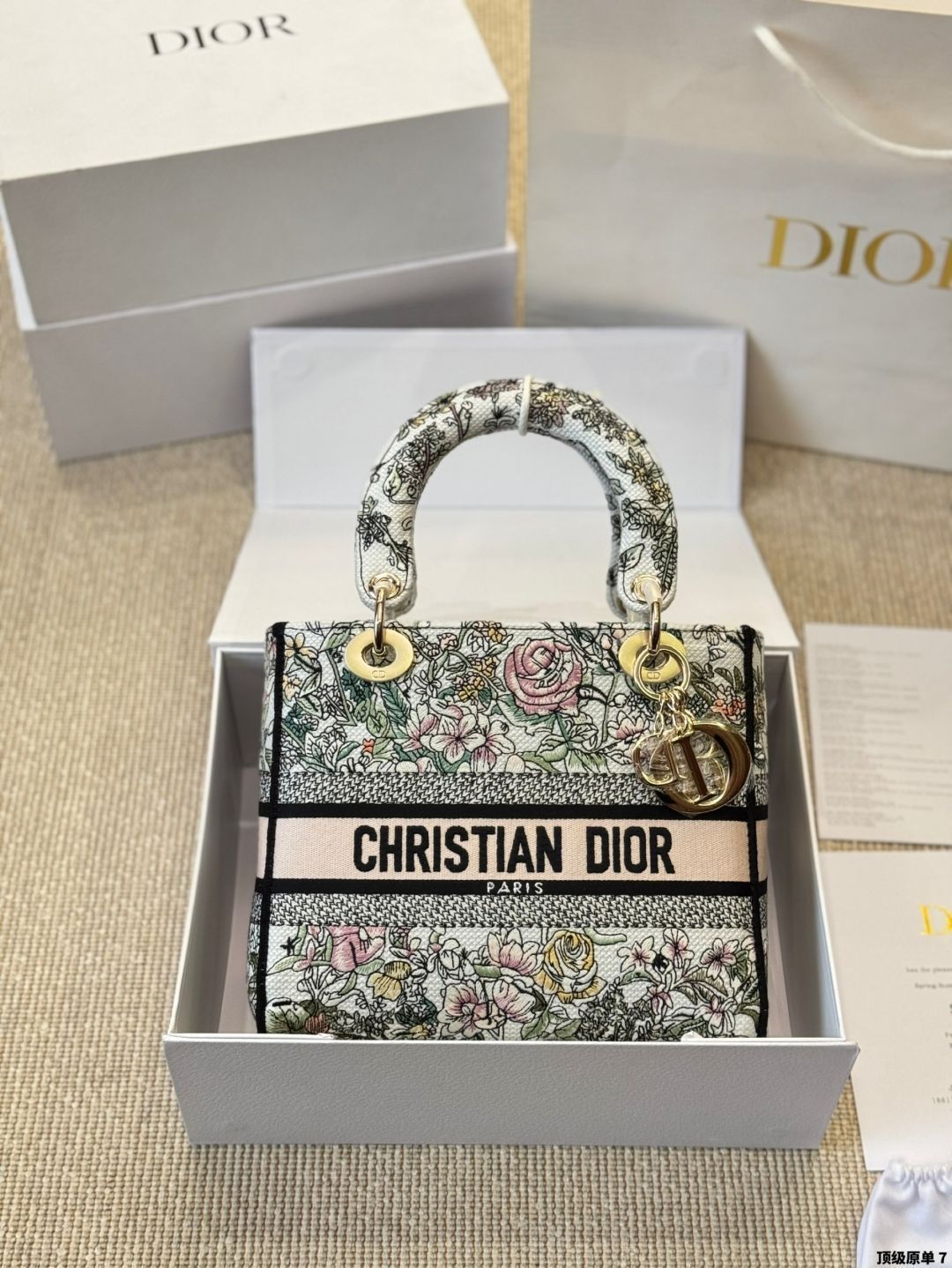 ★Dior★ミディアム レディ D-Lite バッグメキシコ刺繍 24C♪華美な刺繍☆】DIOR LADY D-LITE バッグ ミディアム (Dior