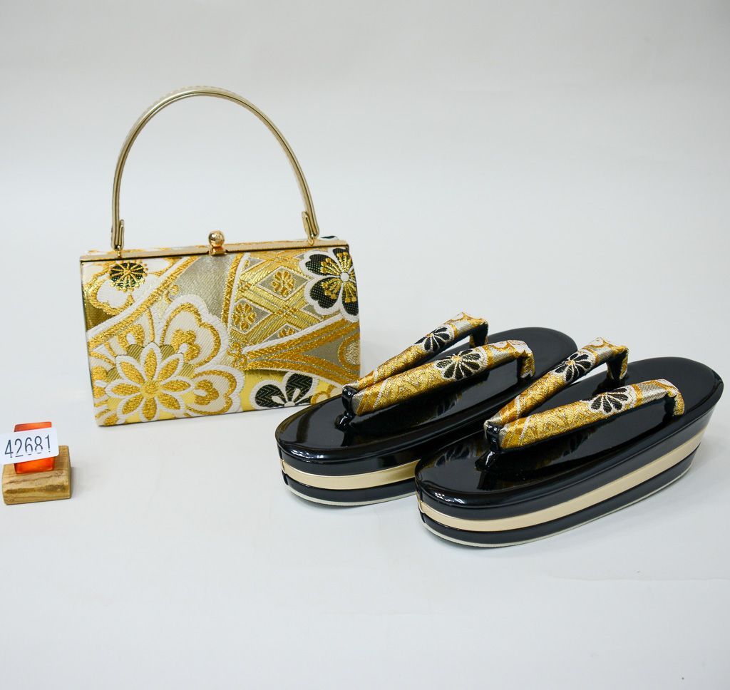 草履バッグセット 帯地 三段 フリーサイズ 24cm 適合足サイズ22.5～24.5cm 金色×黒色 振袖 成人式 結婚式 NO42681