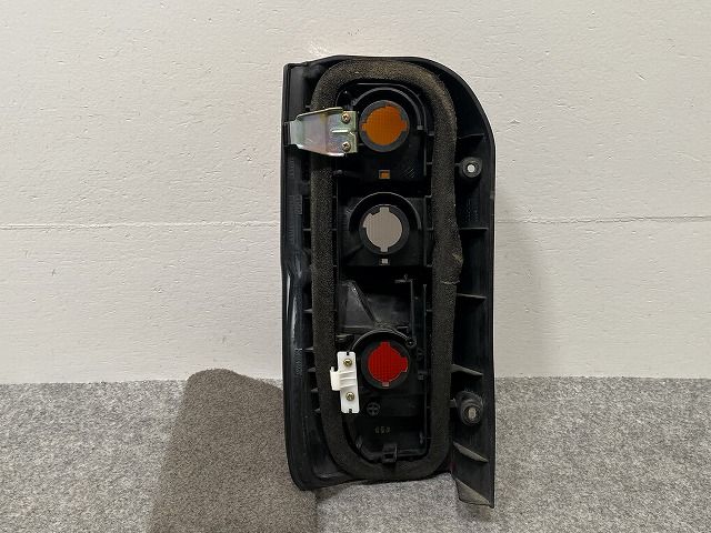 ハイエース/レジアスエース 100系 純正 右 テールランプ/ライト/レンズ