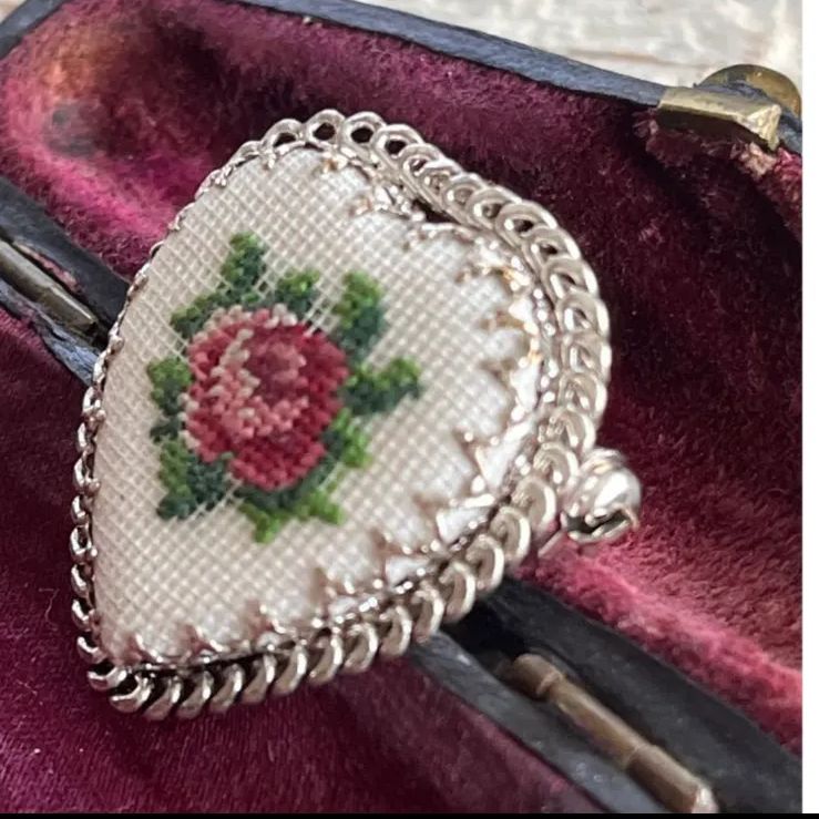 50's仏！プチポワン Petit point 薔薇 ローズ ハートブローチ - メルカリ