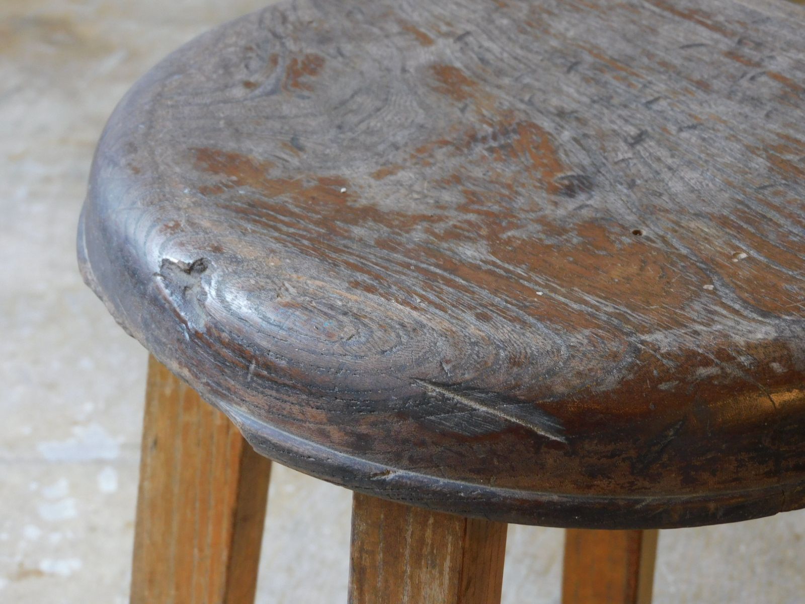 ふるい木味 ケヤキ 一枚板座面 丸椅子・スツール HK-a-04881 / 総
