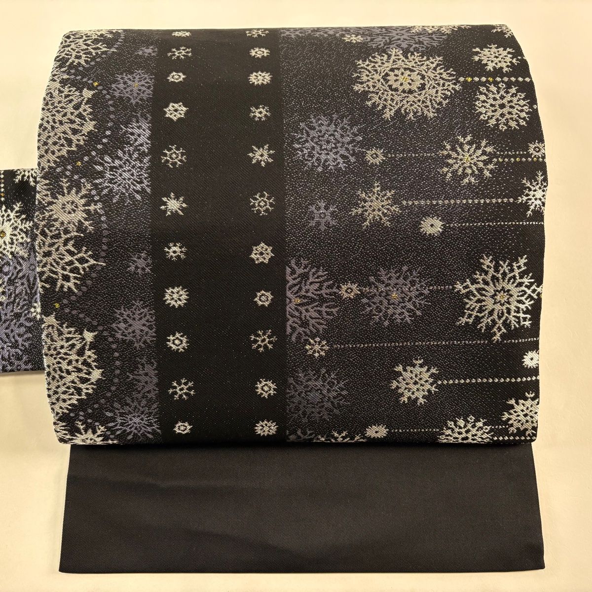 名古屋帯 名品 雪の結晶 縞 銀糸 箔 黒 正絹