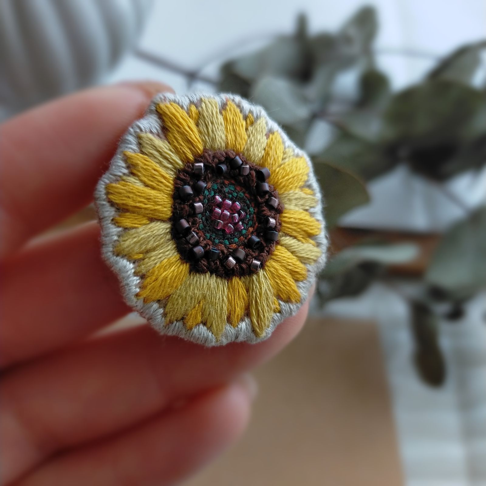 夏に咲く向日葵の手刺繍ブローチ-