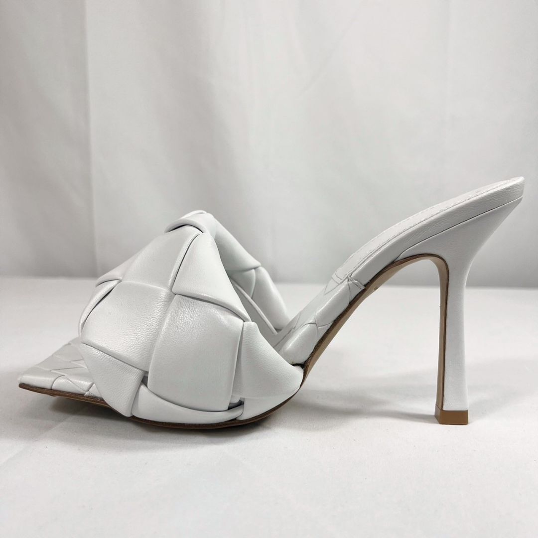 【現行品】BOTTEGAVENETA ボッテガヴェネタ LIDO リド ヒール Bottega Veneta The Lido Sandals in Optic White | FWRD