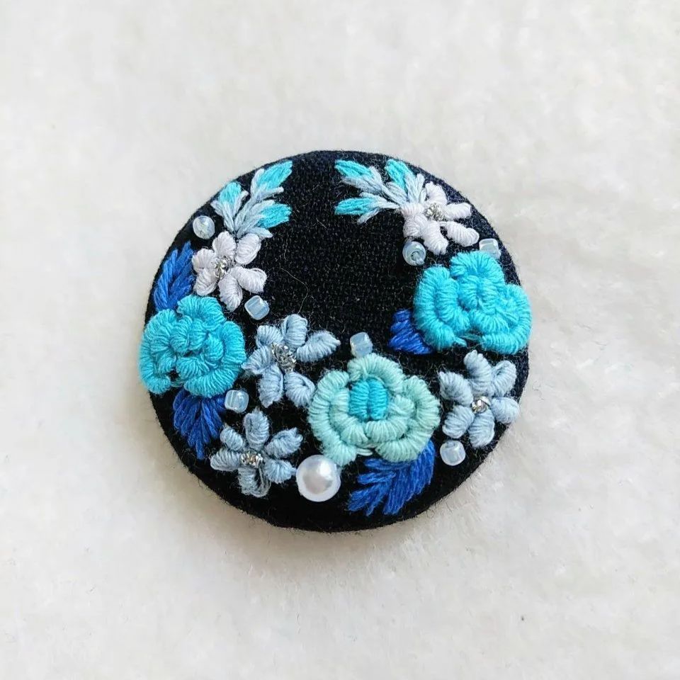 薔薇刺繍♡3.7センチくるみボタン☆ヘアゴム又はブローチ - メルカリ