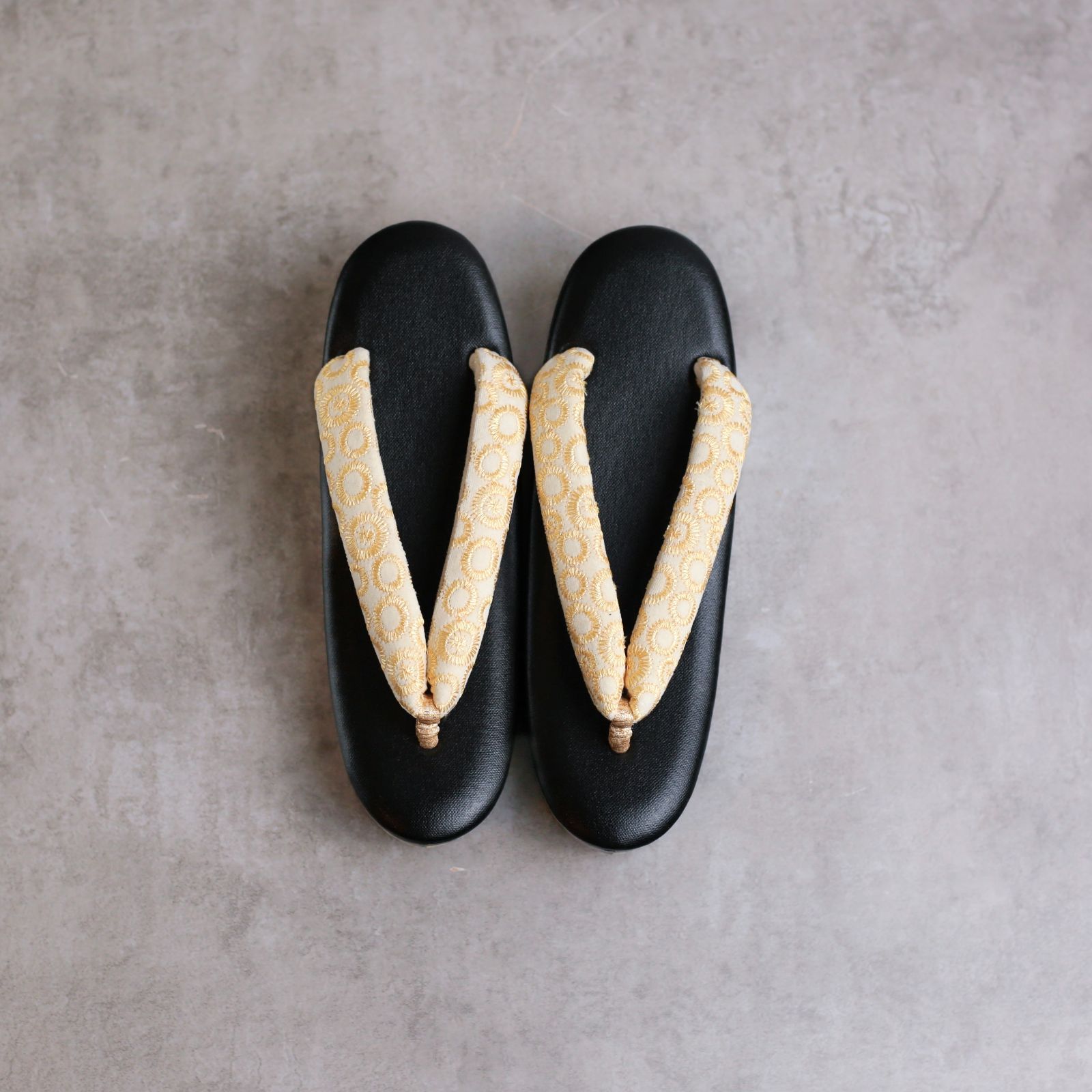 草履 うれしづくし 着物 カジュアル 小紋 紬 洒落着 振袖 ブラック 黒 黄 ベージュ 幾何学模様 Fサイズ フリーサイズ Z-170