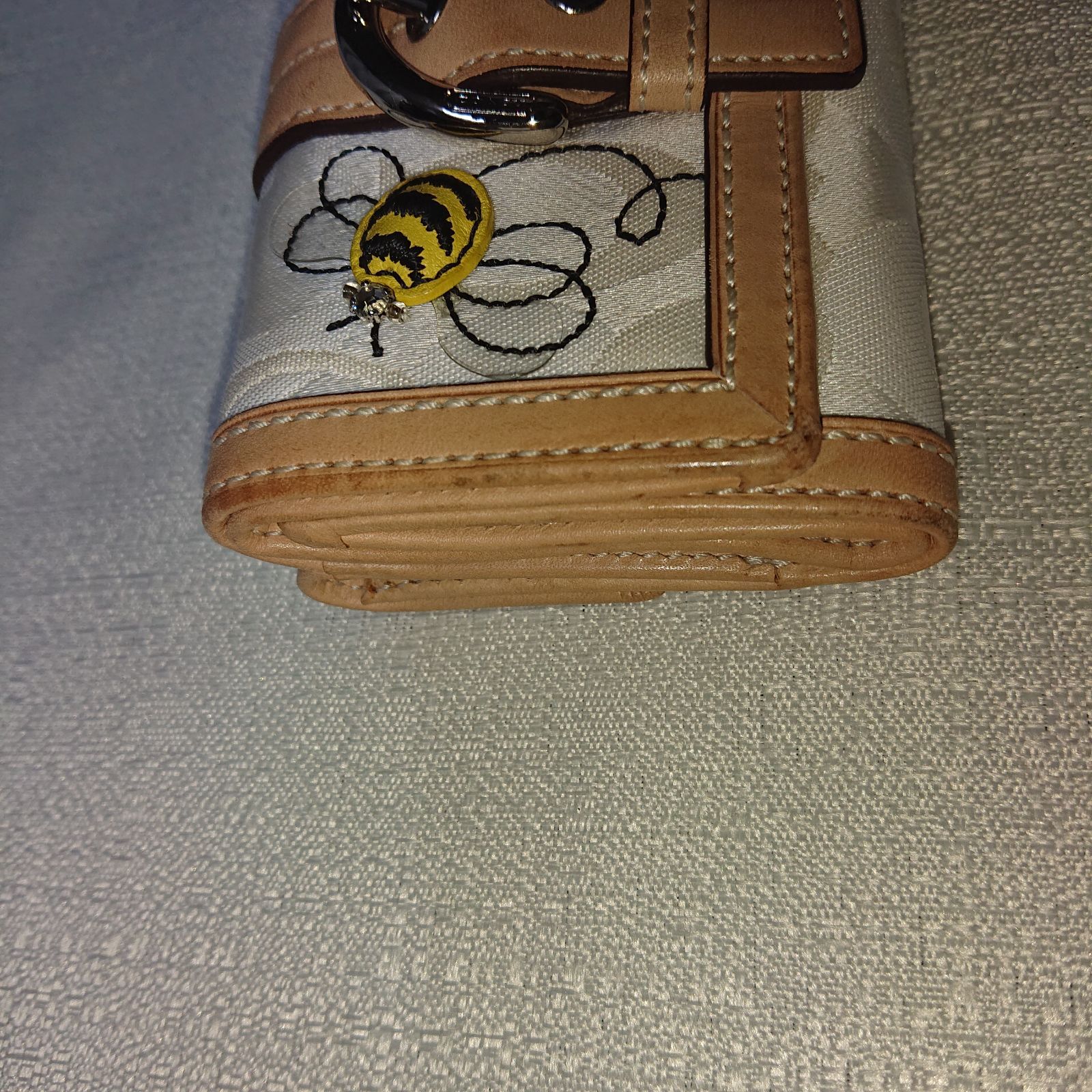 【美品】COACH 三つ折り財布 折り財布 蜂 bee 保存袋付 COACH コーチ 美品 三つ折財布 蜂 BEE シグネチャー - メルカリ