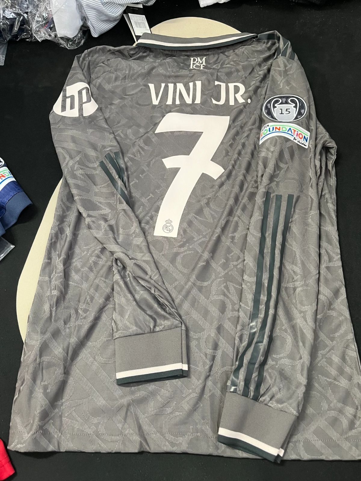 レアル・マドリード アウェイ 7番 ヴィニシウス 長袖 ユニフォーム 24/25 レアル・マドリード アウェイ 7番 ヴィニシウス 長袖 ユニフォーム 24/25