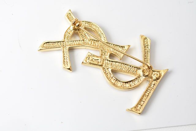 イヴサンローラン ゴールド バッジ ピン ブローチ サンローラン ピンブローチ/ピンバッジモノグラムYSLロゴ ゴールド