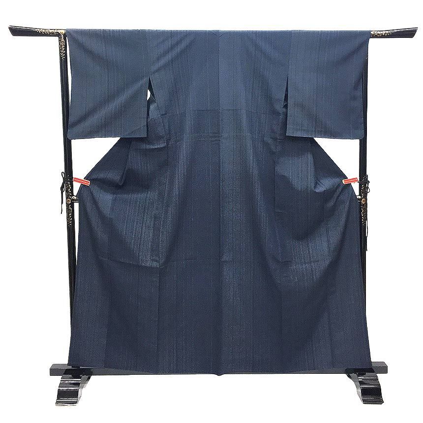 京やH155 正絹 特選 伝統工芸品 塩沢紬 塩沢絣 紺藍色 縦縞文様 ネイビー 塩沢織 絣柄 単衣の時期の着物 単衣仕立て ひとえ 仕立て上がり 絹100％ 伝統工芸 カジュアル〜セミフォーマル 5月下旬から6月9月10月初旬まで