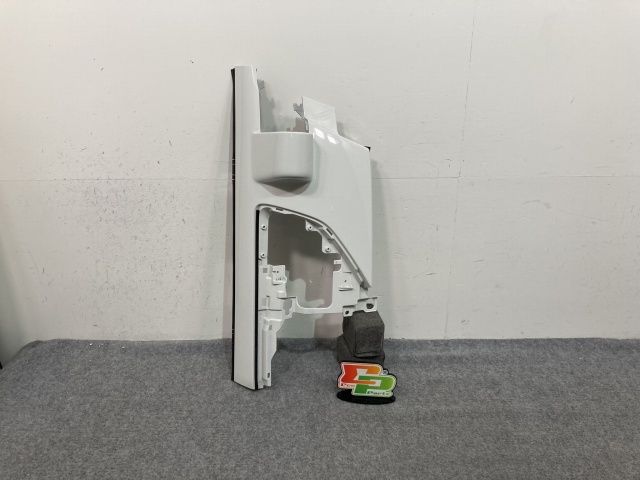 新車取り外し!エルフ 6代目/2022- 純正 右 フロント コーナーパネル/コーナーカバー ホワイト ソリッド いすゞ(138677)