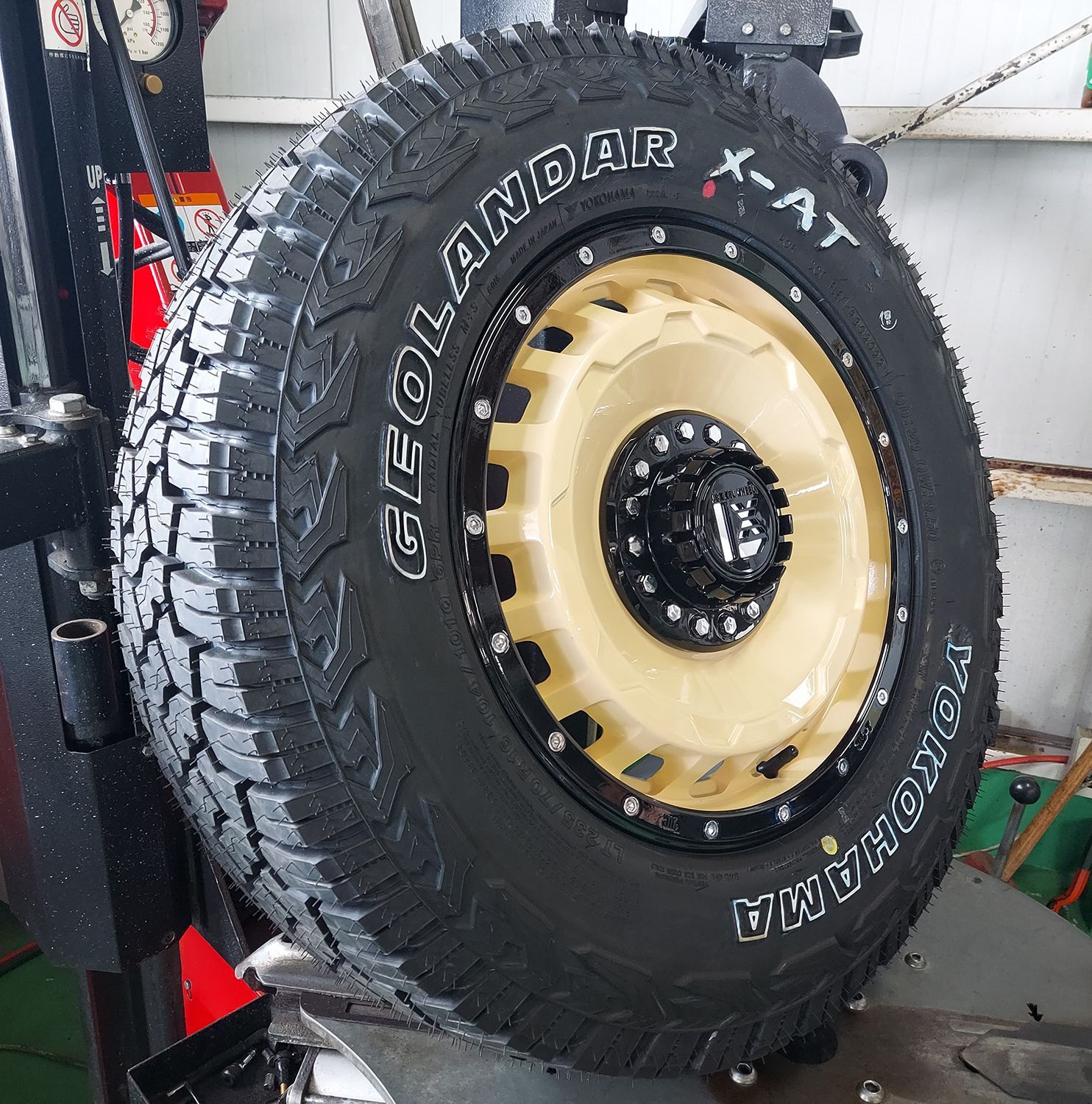 新品 訳有 200系 ハイエース タイヤホイール ヨコハマ ジオランダー X-AT G016 ホワイトレター 215/65R16 16インチ  SwaGGer スワッガー - メルカリ