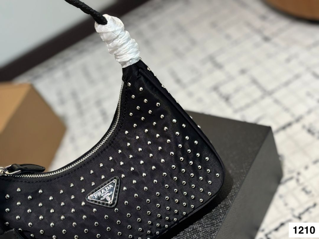 PRADA レザー