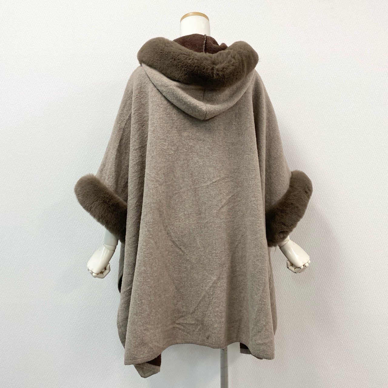 未使用VALENTINO36ケープ 白 未使用VALENTINO36ケープ 白 未使用