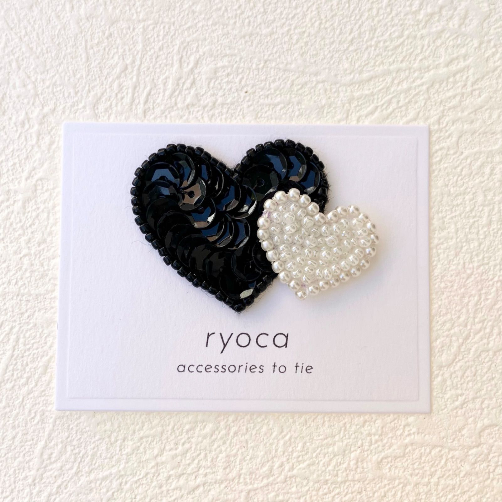 ダブルハート♡ キラキラスパンコール 刺繍ヘアゴム / ブローチ - メルカリ