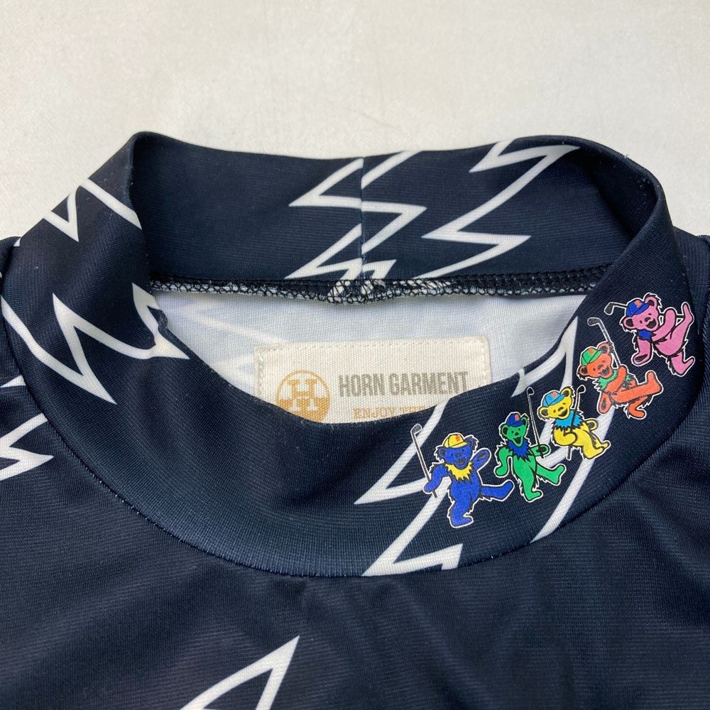 サイズ：48 HORN GMT ホーン ガーメント ×Grateful Dead ハイネック 半袖Tシャツ 総柄 ネイビー系 [240101477076] ゴルフウェア メンズ ストスト サイズ：48 HORN GMT ホーン ガーメント ×Grateful Dead