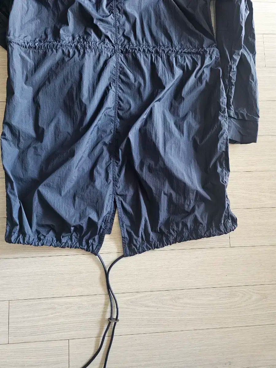 フード付き ウインドブレーカー