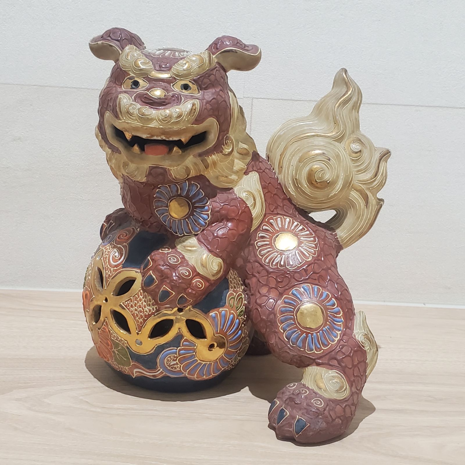 九谷焼 獅子　シーサー　魔除け　風水　招福　健康 九谷焼 玉乗り獅子 高さ約23cm 色絵金彩 置物 玉獅子 縁起物
