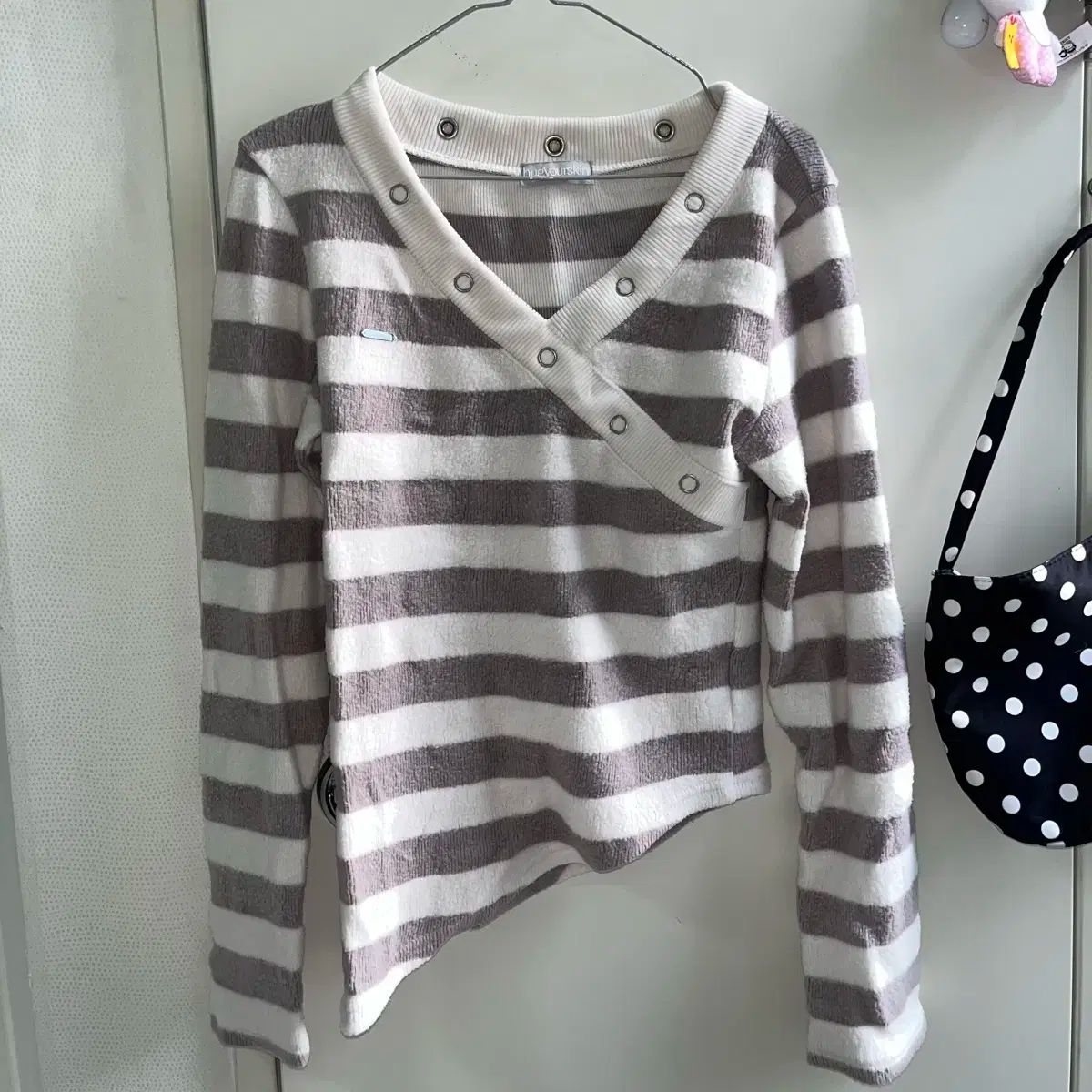 ハグユアースキン ストライプ Vネック ニット トップス 白 パープル