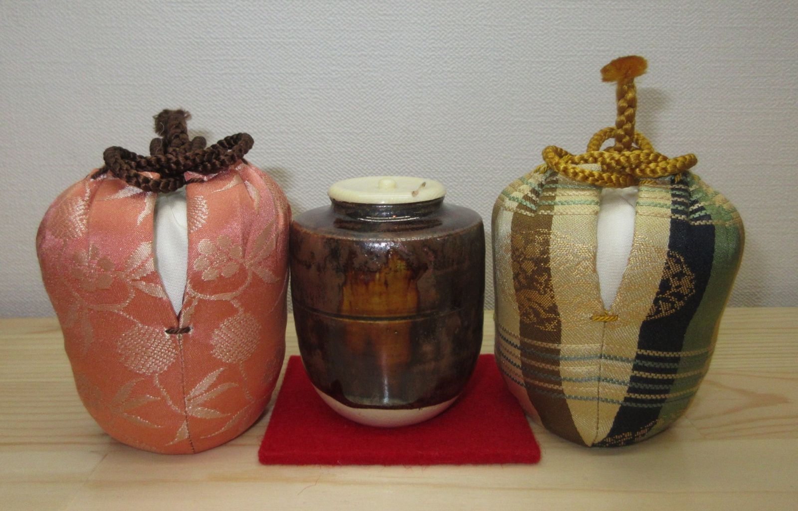 送料込【逢絢亭】茶道具 茶入 瀬戸焼 瀬戸茶入 肩衝 仕覆付 林英仁 共箱入り 逢絢亭】茶道具 茶入 瀬戸焼 瀬戸茶入 肩衝 仕覆付 林英仁 共