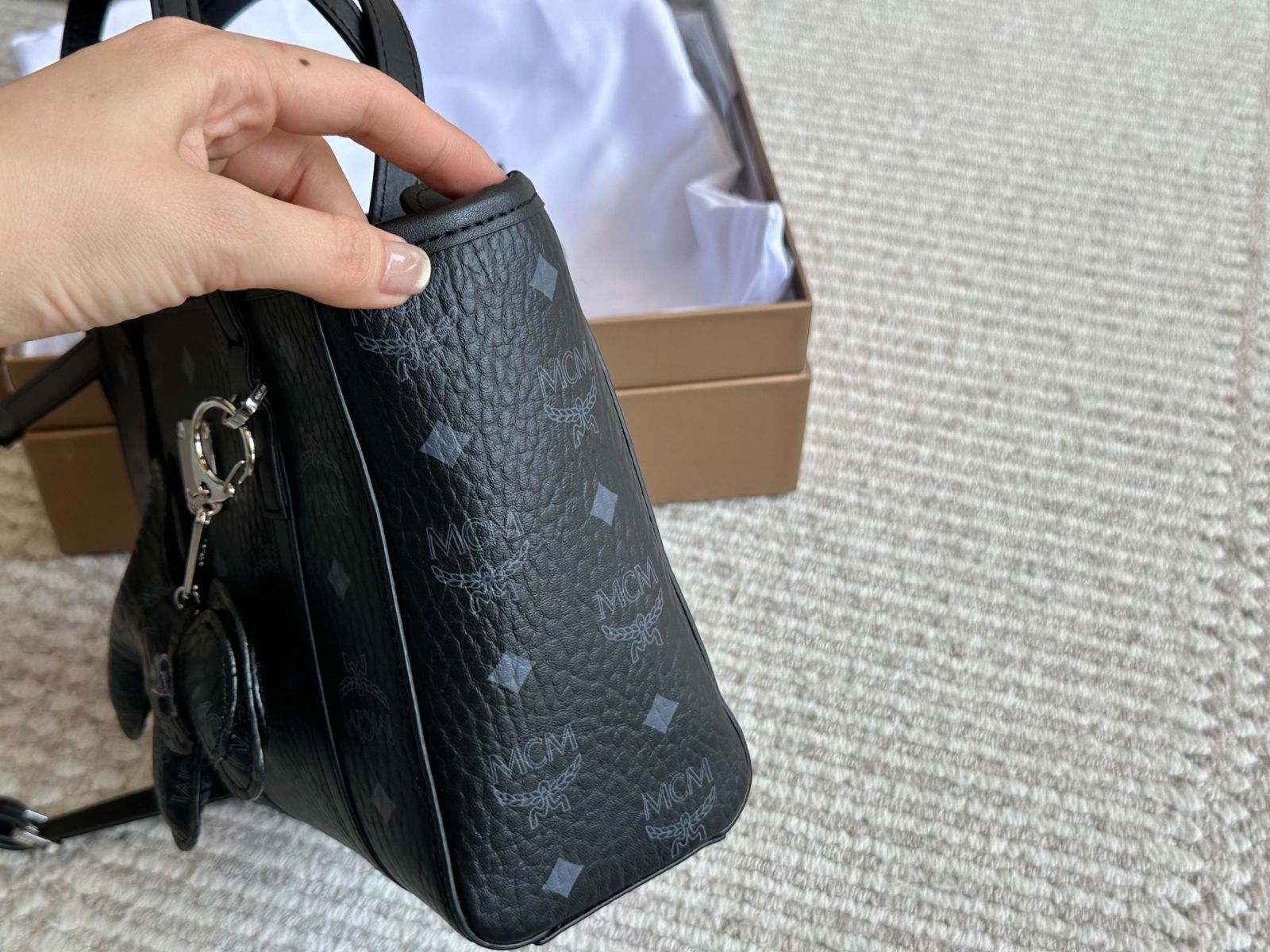 今日特価】Mcm Tea Gold Mini Market Tote with Dog Charm