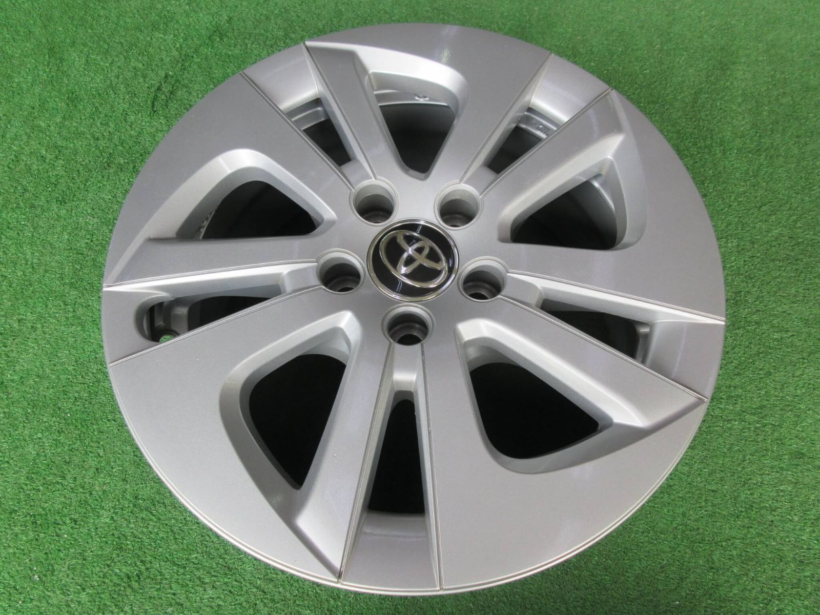 トヨタ 50系プリウス純正ホイール 6.5J-15 5H100 +40