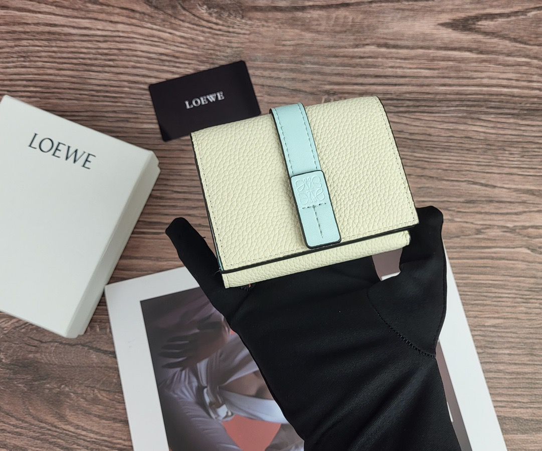 新品箱付き✨Loewe 三つ折り財布