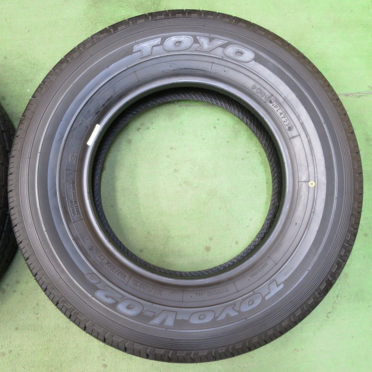 22年 195 80R15 107 105L トーヨー V-02e タイヤ 15インチ ハイエース キャラバン 等 5091108イノタ FFCRYSTALESIA_COM