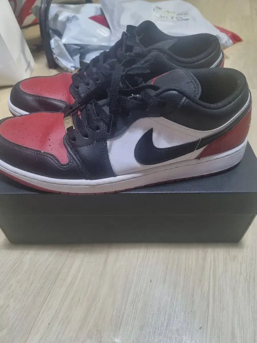 310 ジョーダン 1 ロー 白 バーシティ レッド
