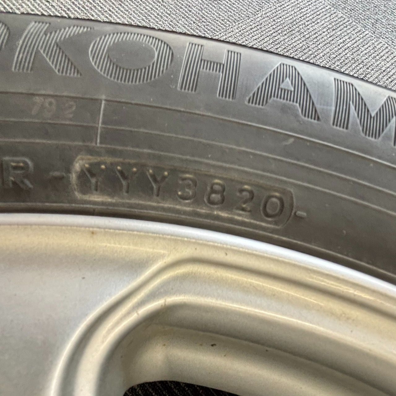 送料無料!!月内タイムセール!!】 215/60R17 ヨコハマ アイス