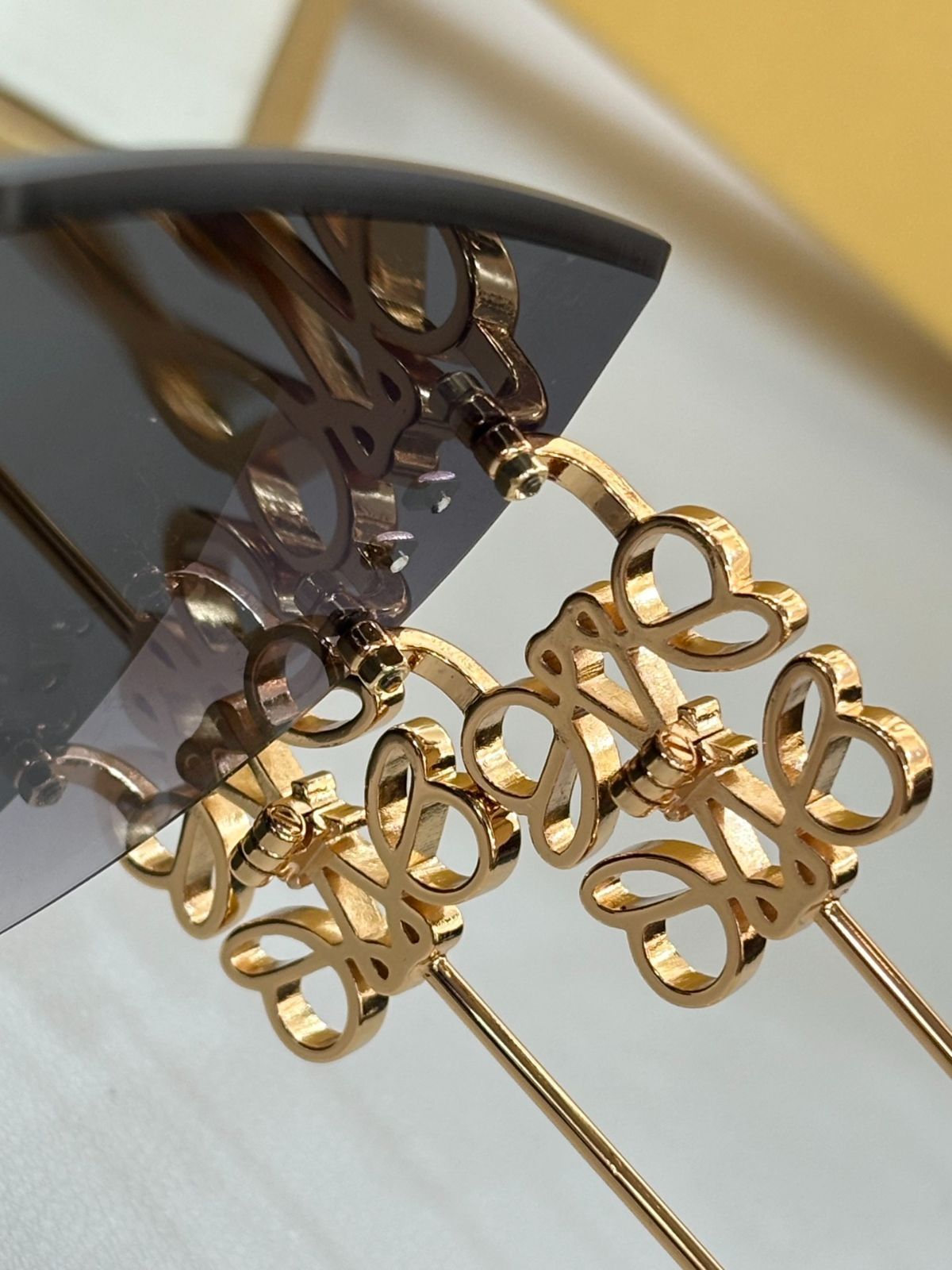 洗練された知性を纏う【LOEWE】スリム◇丸メガネ 洗練された知性を纏う【LOEWE】スリム◇丸メガネ