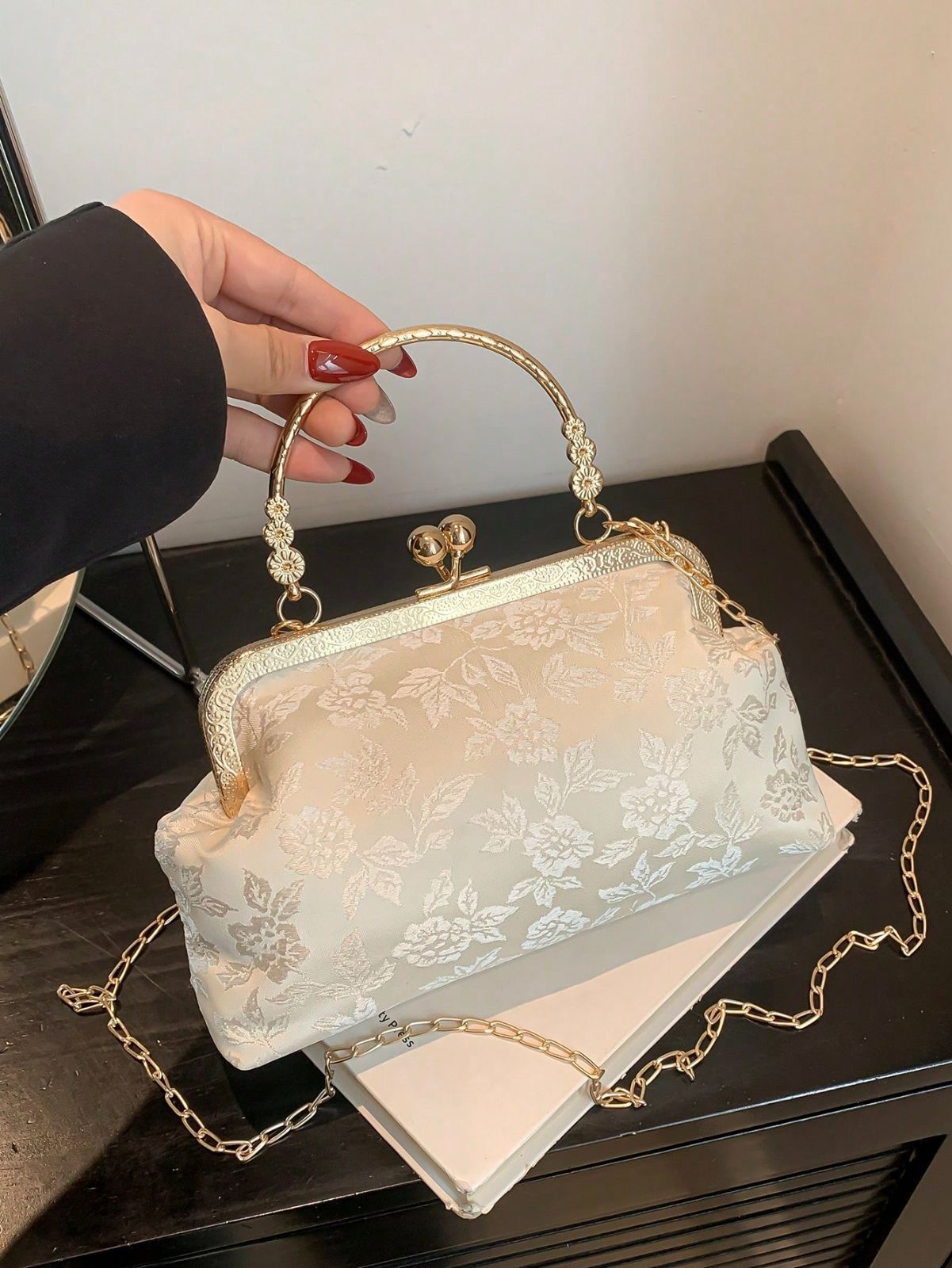LYN Bijoux Infiniteミニクラッチ ラインストーンチェーンバッグ LYN Bijoux Infiniteミニクラッチ ラインストーンチェーンバッグ