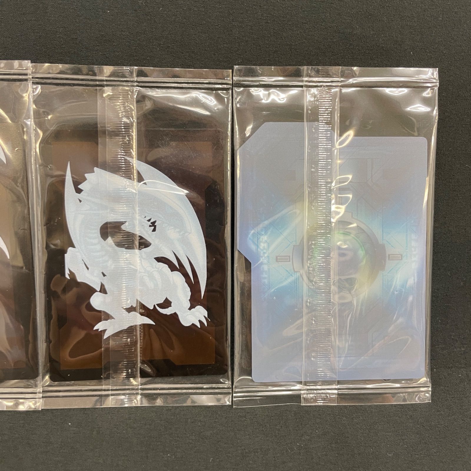 未使用□遊戯王　トレーディングパスケース　ブラックマジシャン　ブルーアイズ 遊戯王 カードディスプレイケース1点 + フィールドセンター