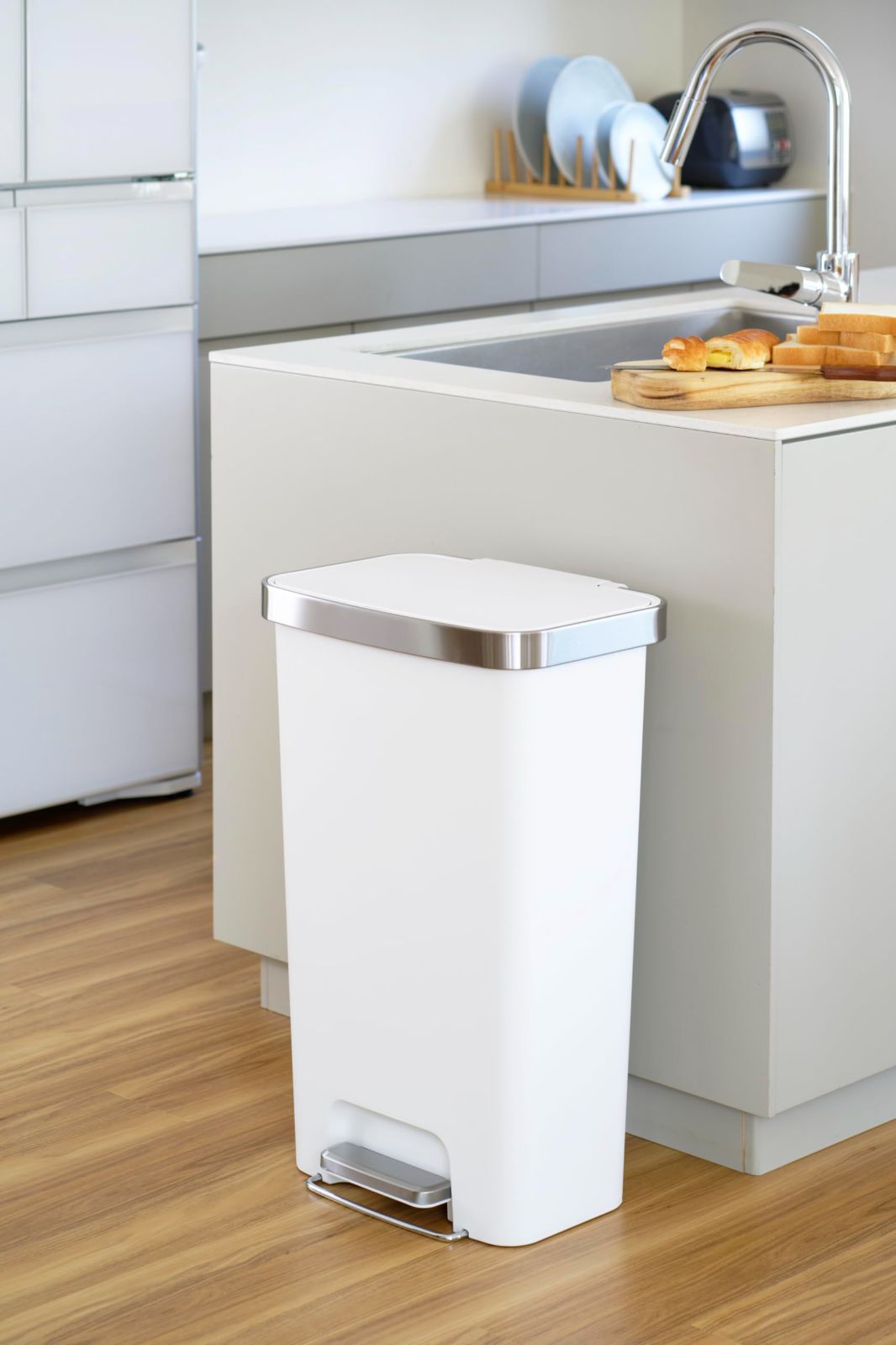 新着商品 ゴミ箱 ハナステップピン 45L EKO ペダル式 ホワイト WWW_SKLAD-KIRPICHA_RU