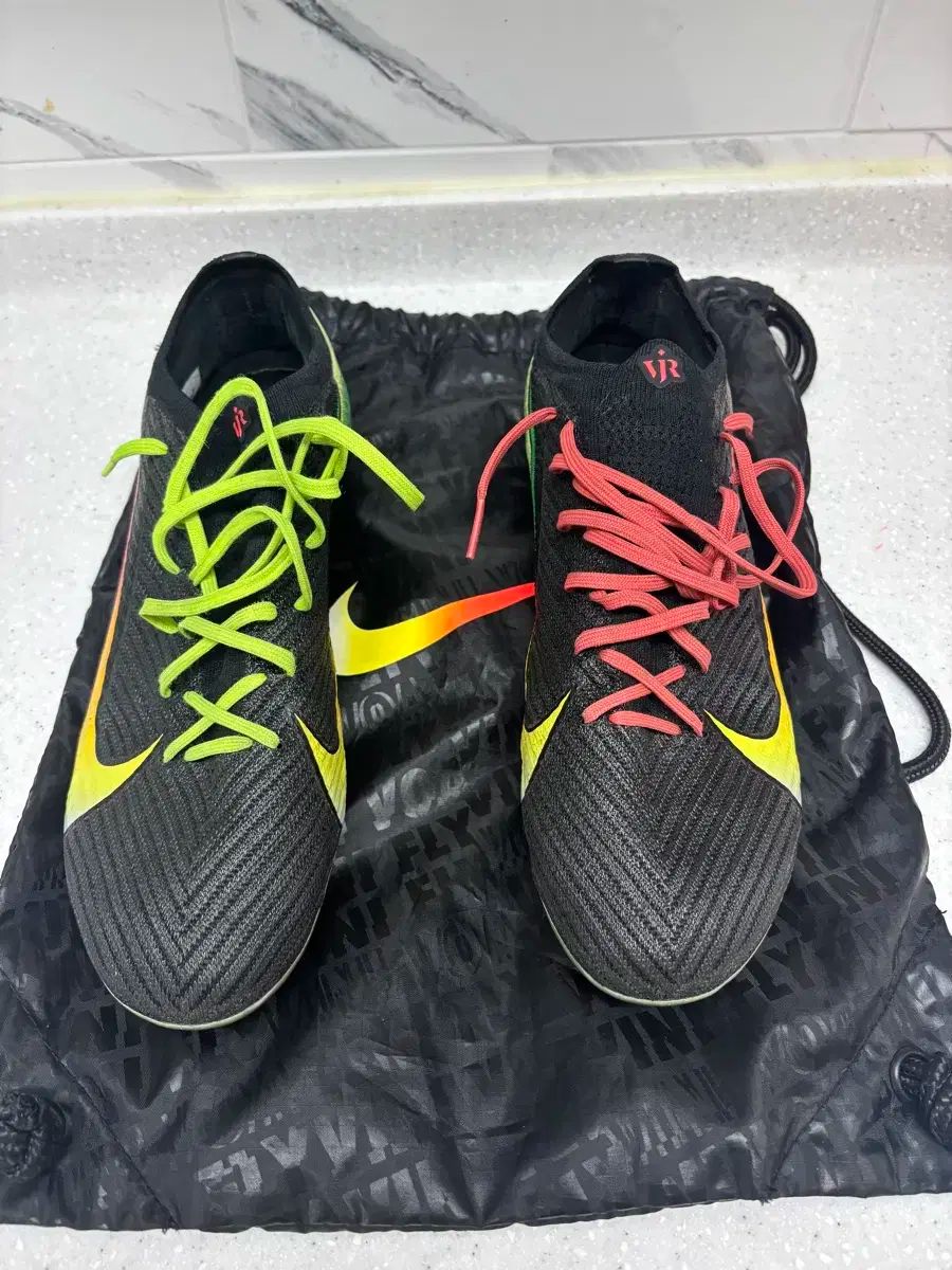 経済的 NIKE ナイキ ビニシウス サッカーシューズ 黒 茶 赤 ひも ＋ ダストバッグ 【90％OFF超高級ブランド】