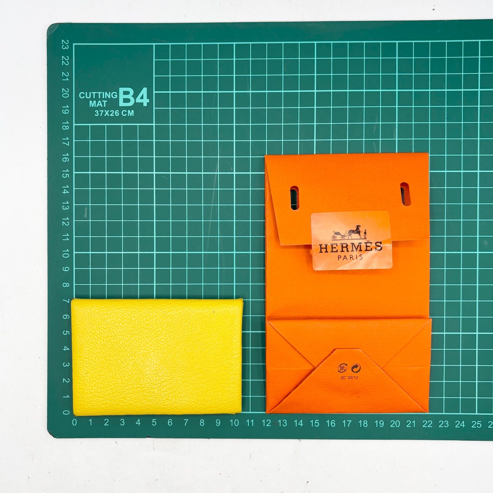 エルメス HERMES ヴォーエプソン カルヴィ コインケース D カードケース エルメス HERMES 未使用近い カルヴィ カードケース レザー  イエロー D SI 006 DB made in France 袋付き HERMES エルメス カルヴィデュオ エプソン レザー ゴールド  シルバー金具 カードケース ...